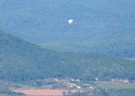 朝鲜气球向韩国总统府倾倒垃圾