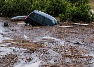 西班牙反常的天气导致瓦伦西亚发生洪水，至少40人死亡或失踪，汽车被冲走