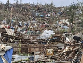 飓风“奇多”在法国马约特岛造成毁灭性破坏，至少11人死亡